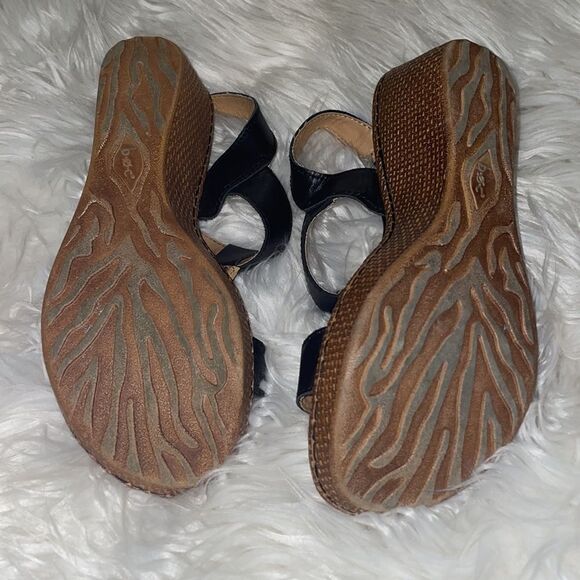 b.o.c. Born Concept Black Wedge T-strap Sandals - Picture 5 of 7